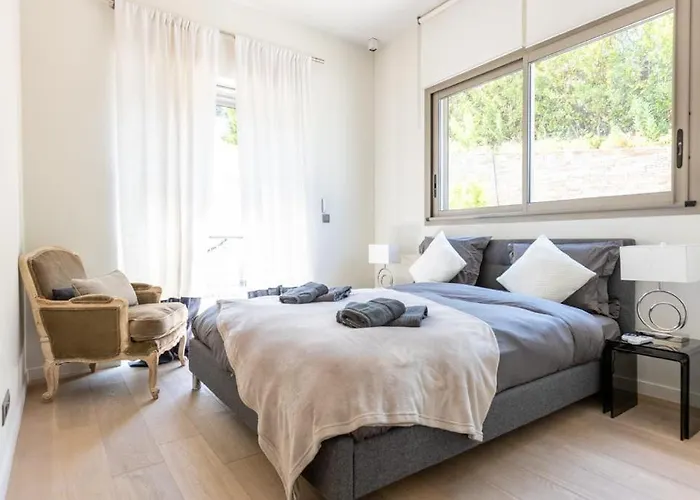 Luxury Two-storey With Pool & Rooftop Peaceful Setting Near