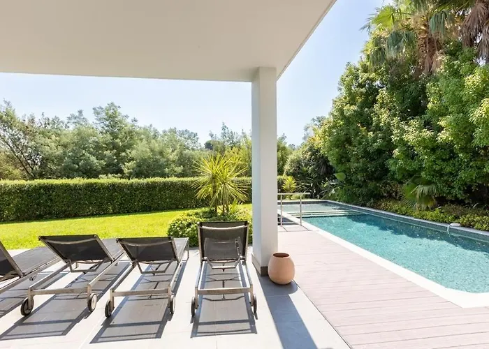 Villa Luxury Two-storey With Pool & Rooftop Peaceful Setting Near
