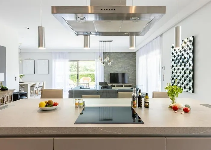 Luxury Two-storey With Pool & Rooftop Peaceful Setting Near Villa