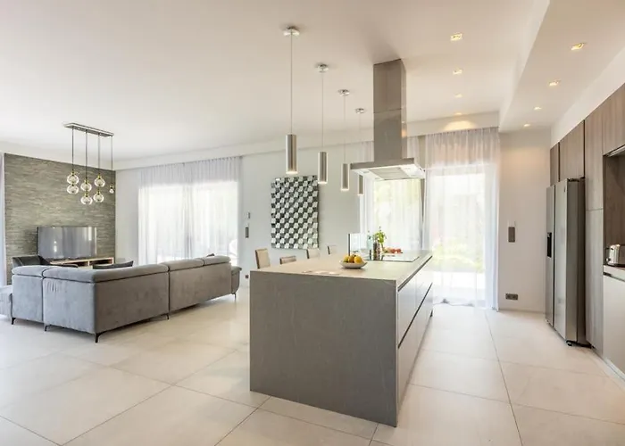 Luxury Two-storey With Pool & Rooftop Peaceful Setting Near Cannes