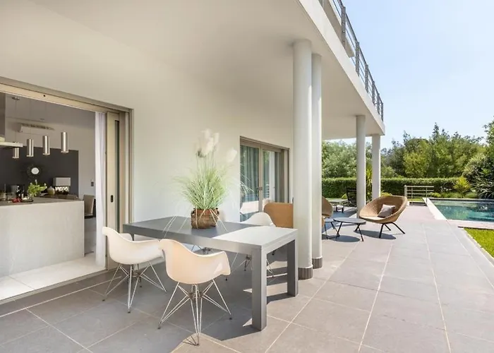 Luxury Two-storey With Pool & Rooftop Peaceful Setting Near Cannes