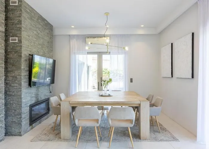 Villa Luxury Two-storey With Pool & Rooftop Peaceful Setting Near