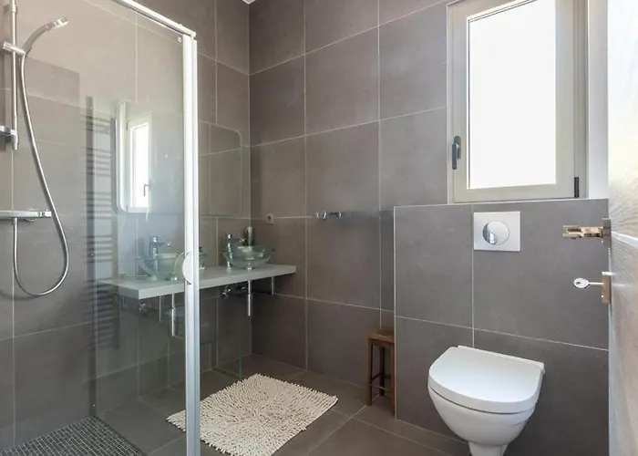 Luxury Two-storey With Pool & Rooftop Peaceful Setting Near Villa