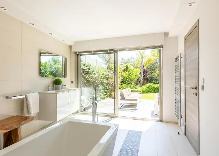 Luxury Two-storey With Pool & Rooftop Peaceful Setting Near *