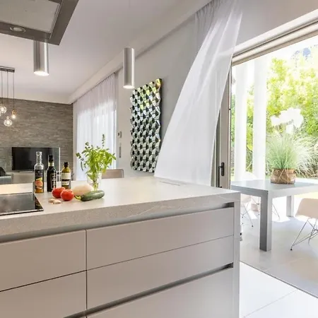 Frgk Luxury Two-storey With Pool & Rooftop Peaceful Setting Lord Brougham Villa